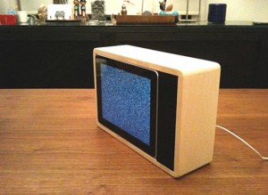 retro_tv_set_shaped_ipad_dock_1.jpg